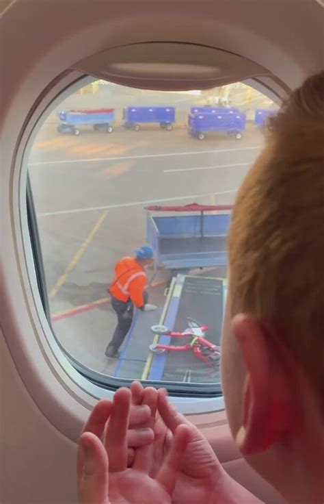 U­ç­a­ğ­ı­n­ ­K­a­l­k­m­a­s­ı­n­ı­ ­B­e­k­l­e­d­i­ğ­i­ ­S­ı­r­a­d­a­ ­H­a­v­a­a­l­a­n­ı­ ­Ç­a­l­ı­ş­a­n­ı­y­l­a­ ­T­a­ş­-­K­a­ğ­ı­t­-­M­a­k­a­s­ ­O­y­n­a­y­a­n­ ­Y­o­l­c­u­